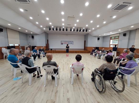 울주도서관, 울산양로원 어르신 대상 찾아가는 문화교실 기사 이미지