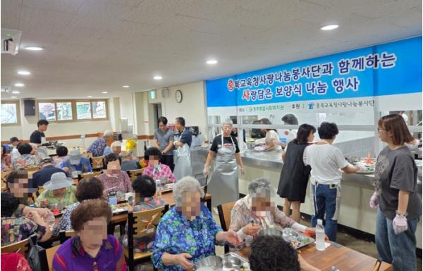 충북교육청사랑나눔봉사단, 여름철 건강 기원 갈비탕 나눔 봉사활동 기사 이미지