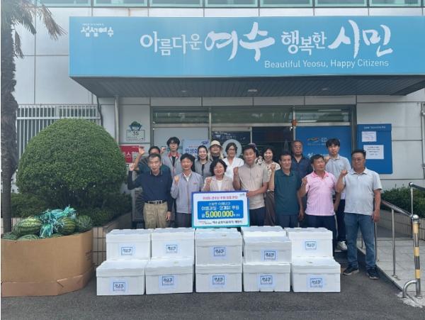 금호석유화학 계열사, 말복 맞아 주삼동 경로당에 과일·삼계닭 후원 기사 이미지