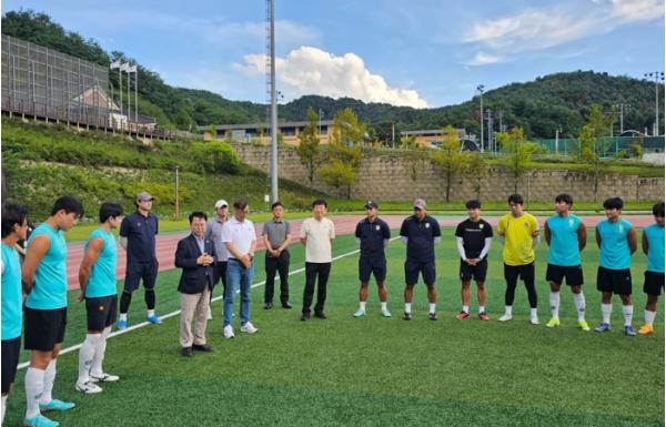 육동한 춘천시장, 춘천시민 축구단 훈련 현장 찾아 격려 기사 이미지