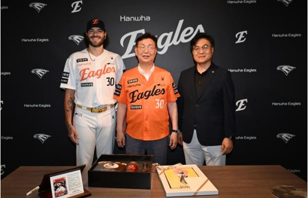 김제선 대전 중구청장, 명예구민 한화 폰세에 ‘보살팬’사랑담아 대기록 축하 기사 이미지